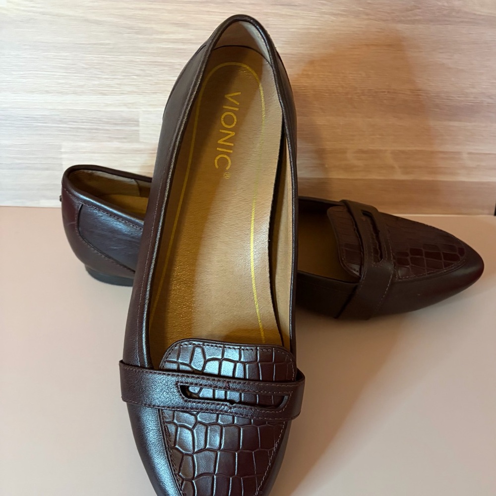 Vionic Women's Dark Brown Croc-Embossed Loafers